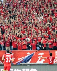  那不勒斯球迷横幅抗议票价上涨问题  