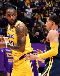 NBA湖人补时争议三分绝杀勇士终结五连胜登顶西部引热议
