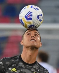 意甲尤文补时争议绝杀AC米兰，终结对手五连胜登顶引热议