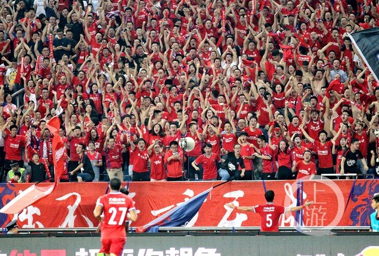  那不勒斯球迷横幅抗议票价上涨问题  